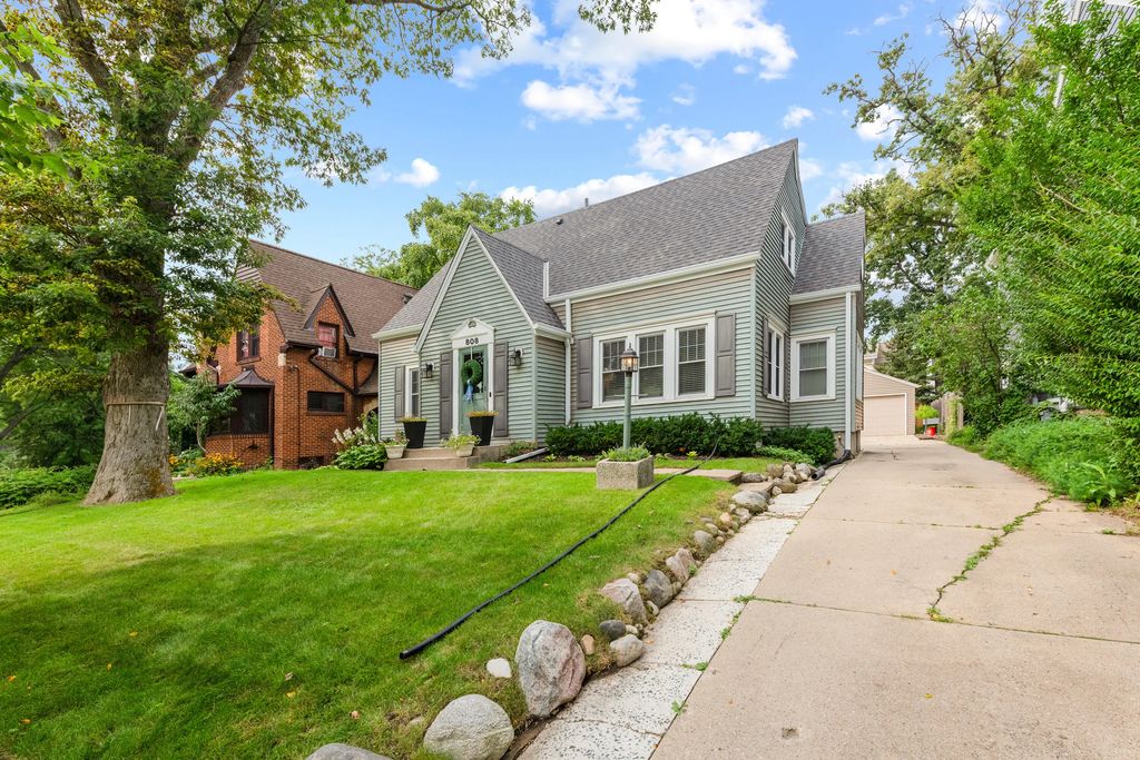 808 E Lake Forest Ave, Whitefish Bay