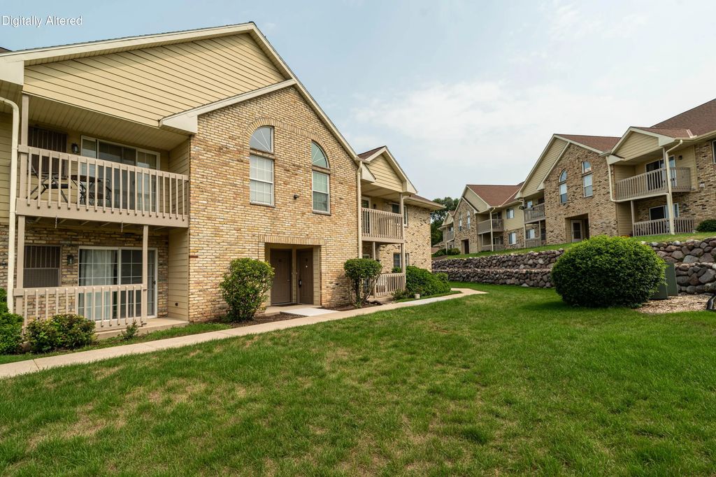 4887 Easy St 16, Delafield