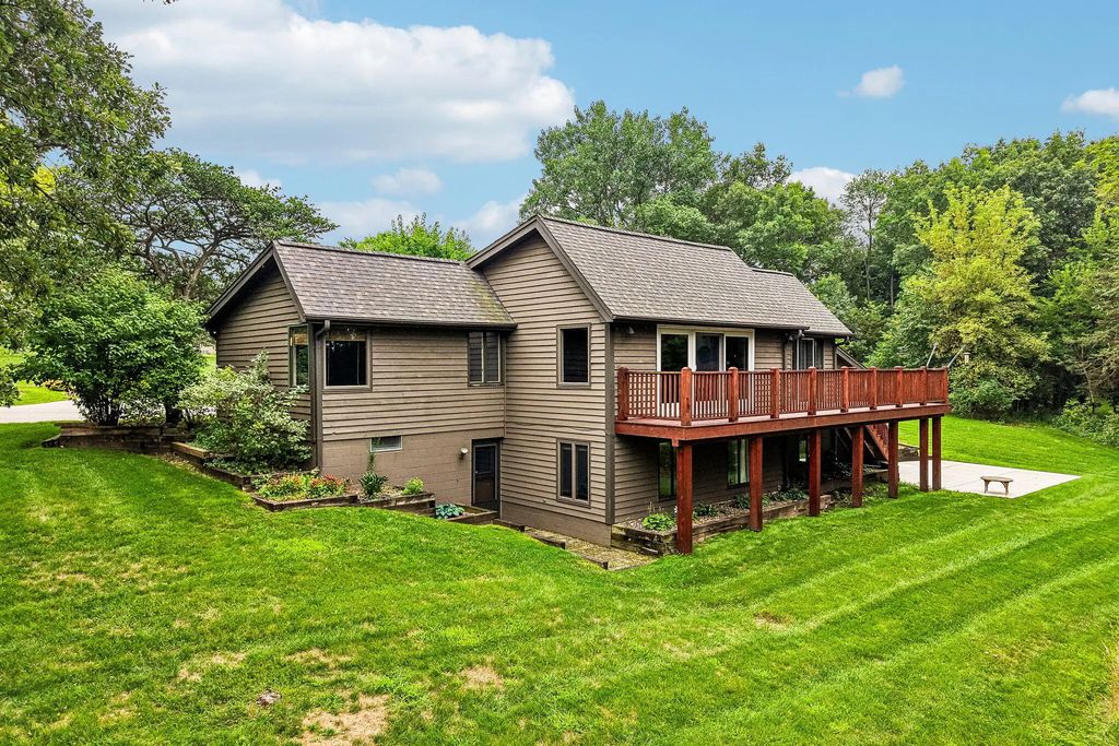 W333s221 Glen Oaks Dr, Delafield