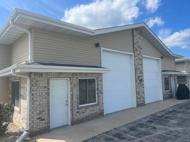 1232 Lang St, West Bend