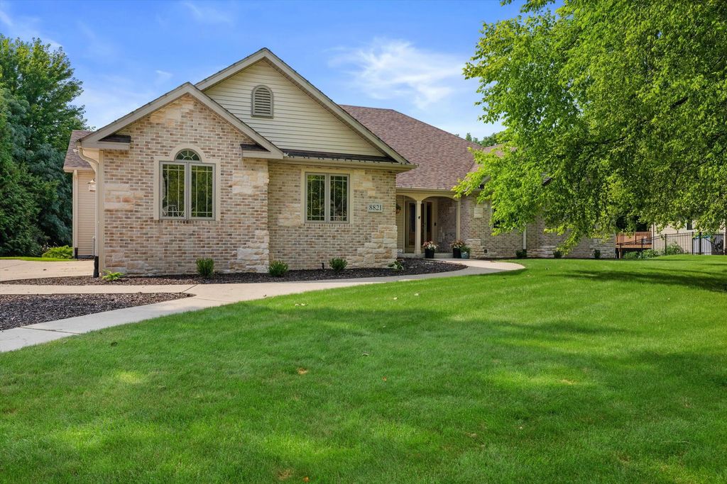 8821 Shadowood Trl, Mount Pleasant