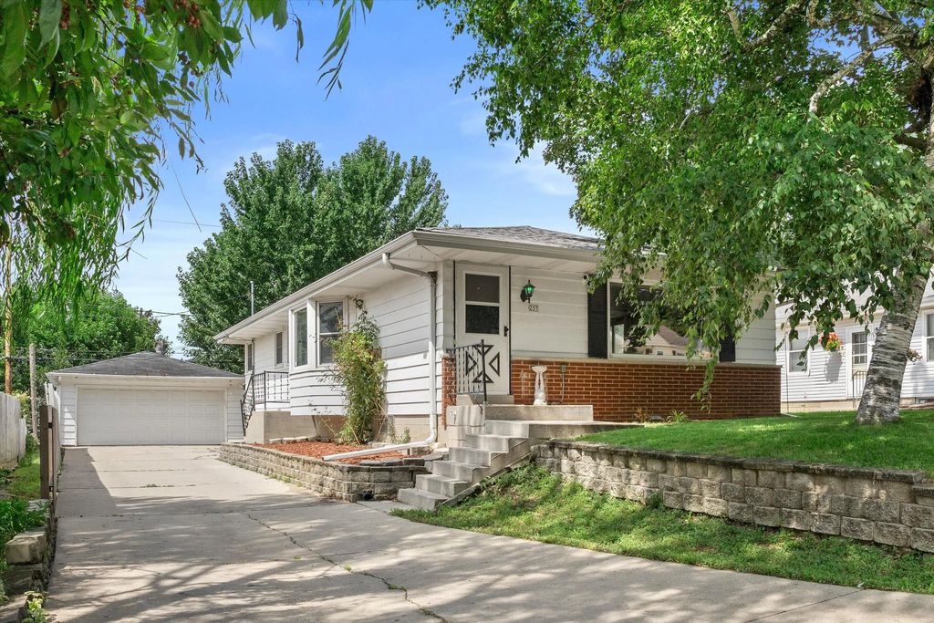 237 N 113th St, Wauwatosa
