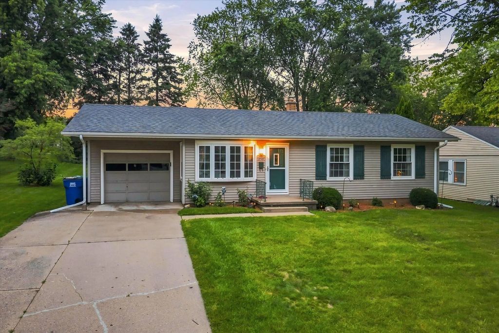 250 E Monroe St, Port Washington