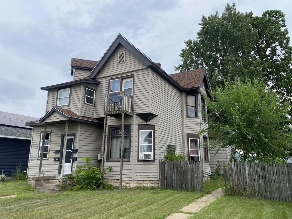 1328 Caledonia St 1324-1326-1328-1330, La Crosse