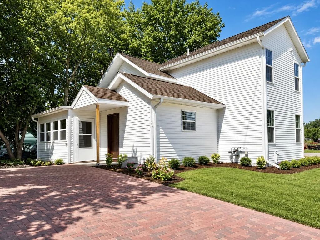 28 N Third St, Darien