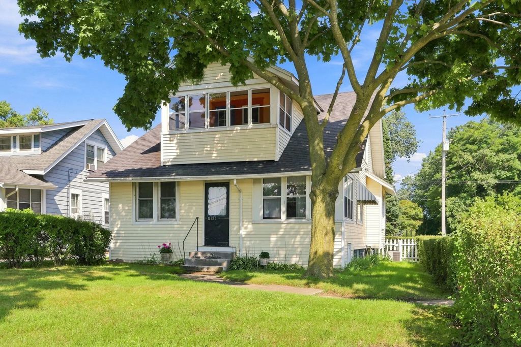 8123 Sheridan Rd, Kenosha