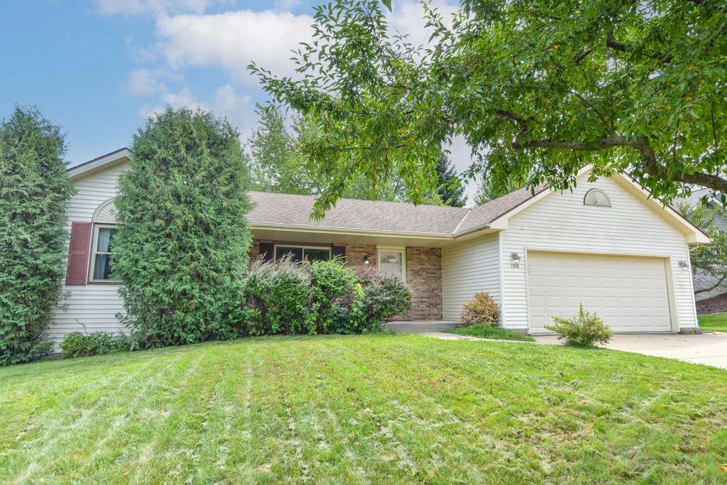 1308 Wolf Dr, West Bend