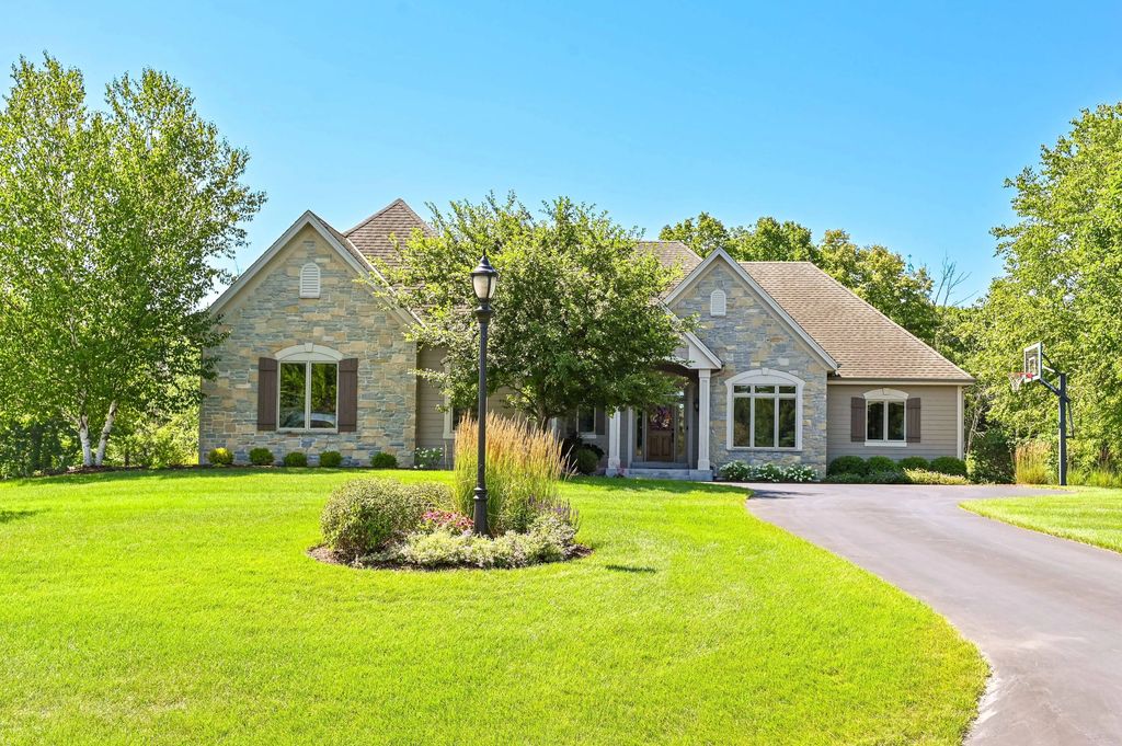 1555 Behrens Dr, Cedarburg