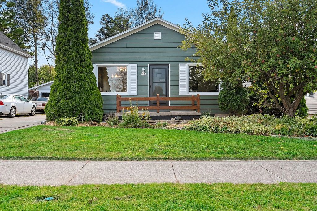 1621 Johnston Dr, Manitowoc