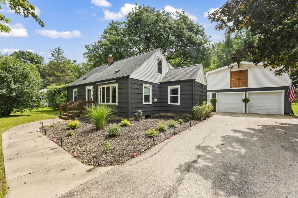 16845 Judith Ln, Brookfield