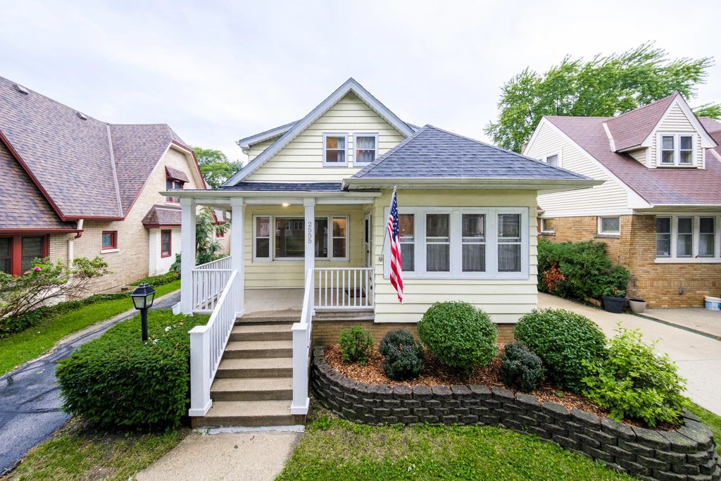 2555 N 72nd St, Wauwatosa