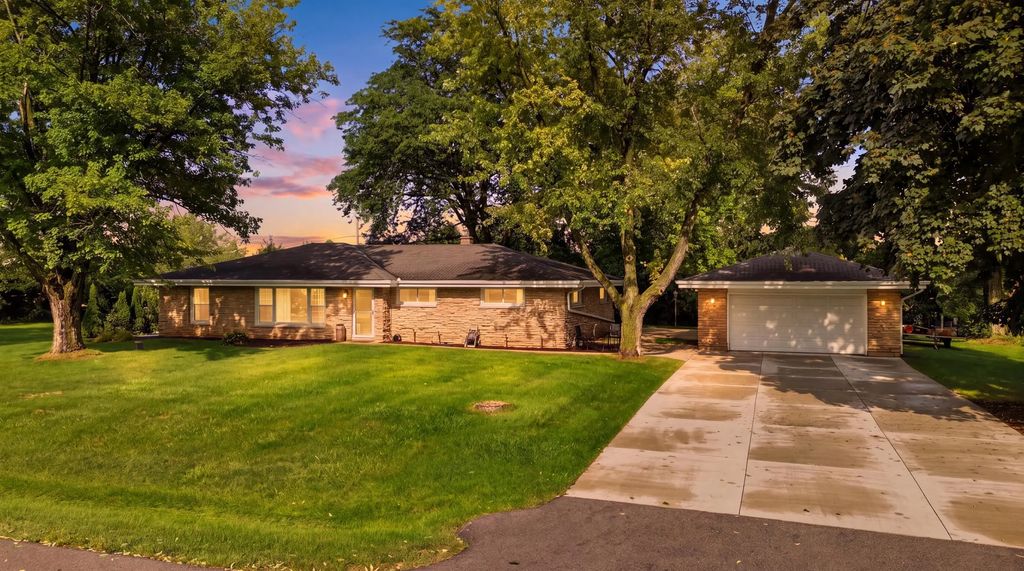 W154n8216 Valley View Dr, Menomonee Falls
