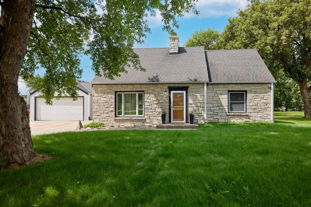113 N 121st St, Wauwatosa