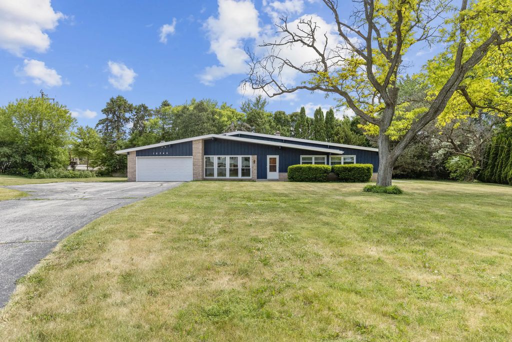 18345 Ashlea Dr, Brookfield