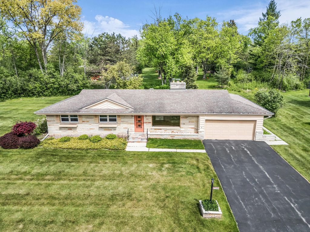 11240 N Valley Dr, Mequon