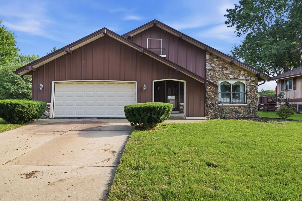 325 E Parkway Estates Dr, Oak Creek