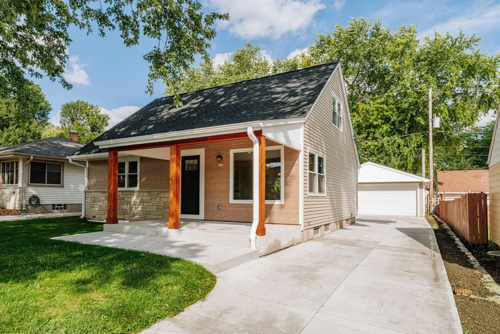 222 N 111th St, Wauwatosa