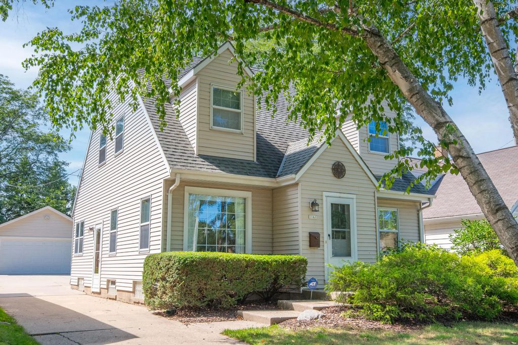 1161 Elm Lawn St, Wauwatosa