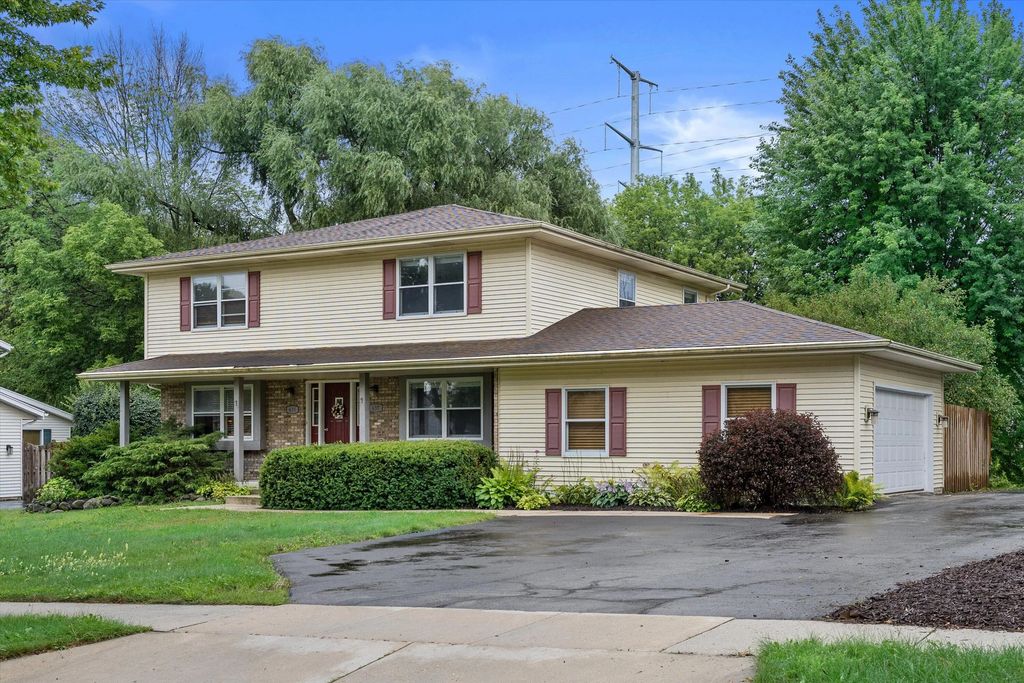 635 W Briarknoll Ct 637, Saukville