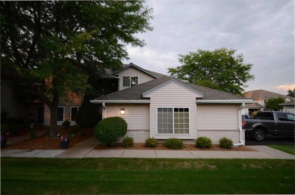 1011 Guthrie Rd 4, Waukesha