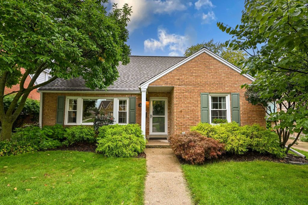 2425 N 81st St, Wauwatosa