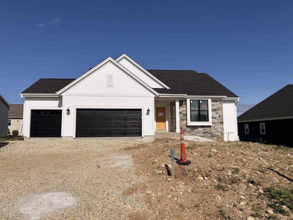 652 Mary Way, Slinger