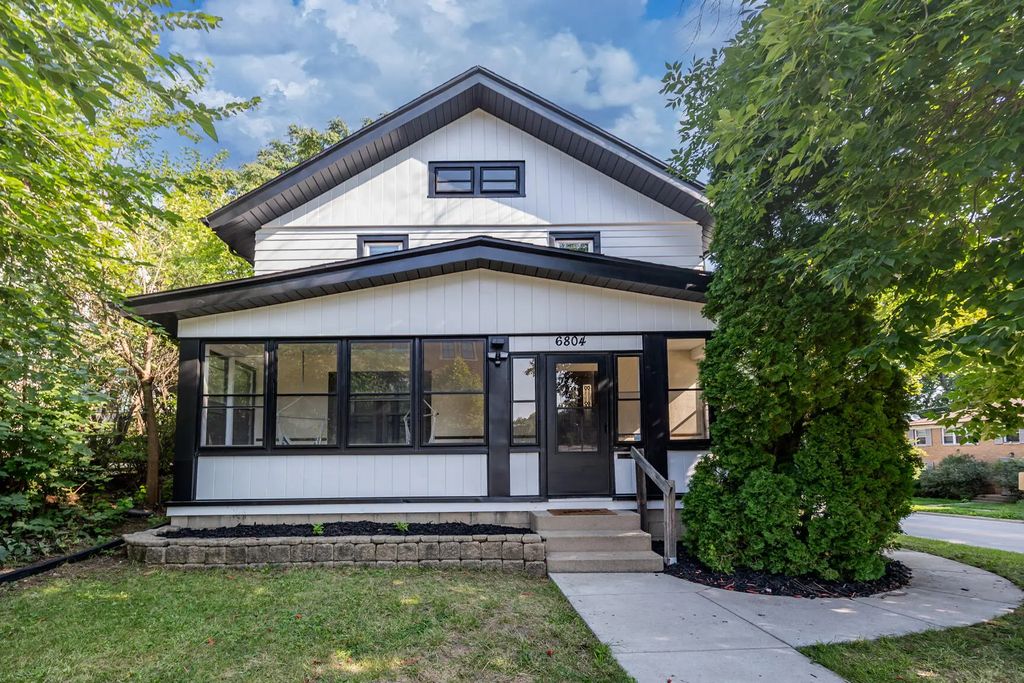 6804 Maple Ter, Wauwatosa
