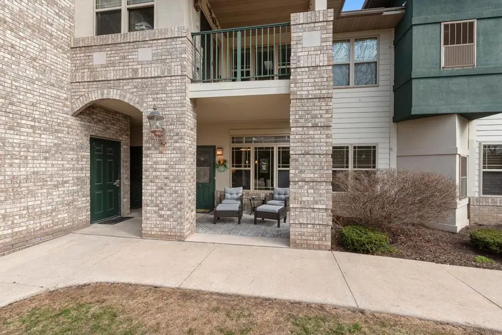 460 N Silverbrook Dr #103, West Bend