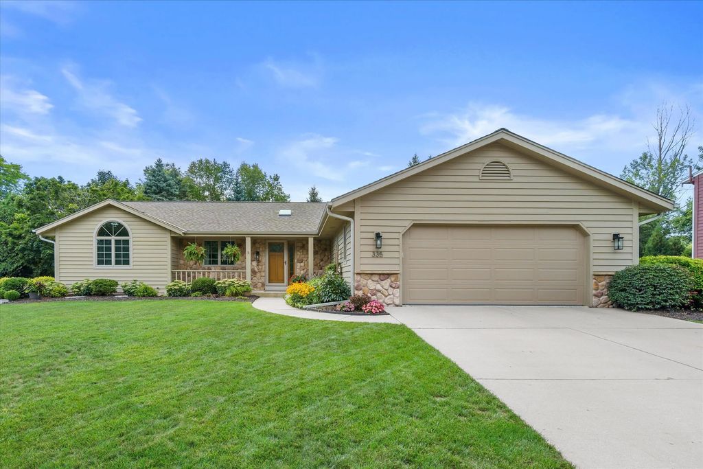 335 W Highland Dr, Grafton