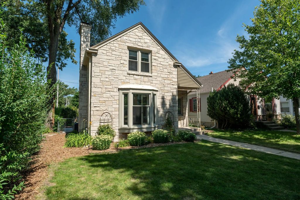 8356 Currie Ave, Wauwatosa