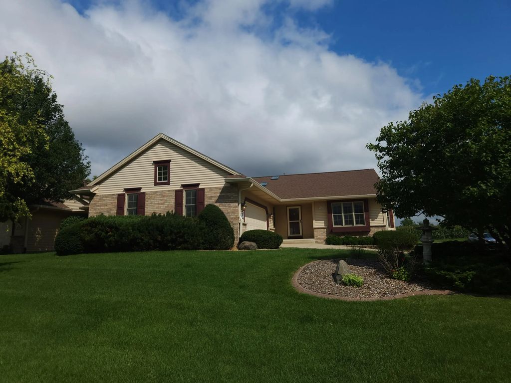 N66w15400 Raven Way Dr, Menomonee Falls