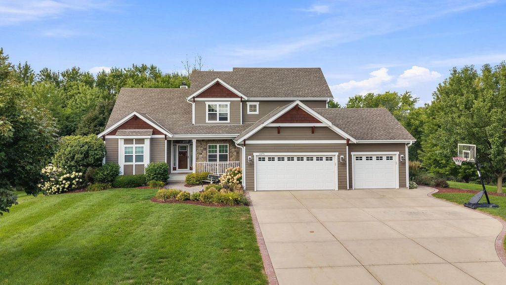 1875 Highland Ct, Slinger