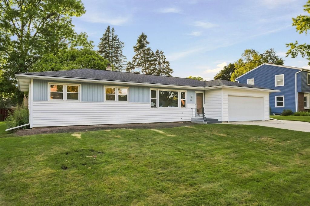 923 W Whitefish Rd, Port Washington