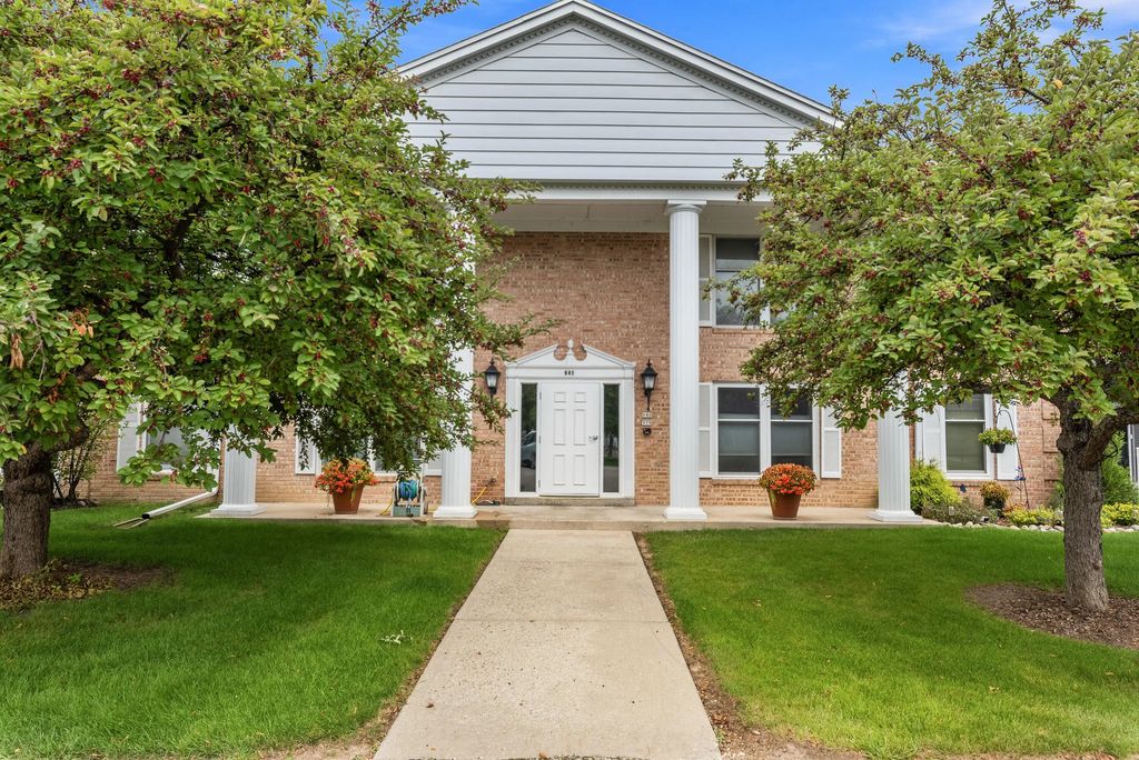 940 W Heritage Ct 104, Mequon