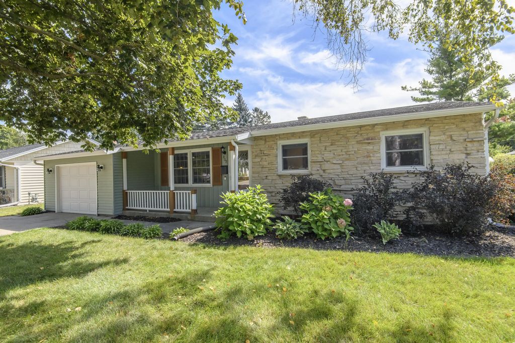 807 Meadowbrook Dr, West Bend