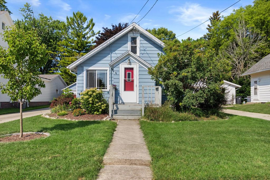 433 S 1st St, Cedar Grove
