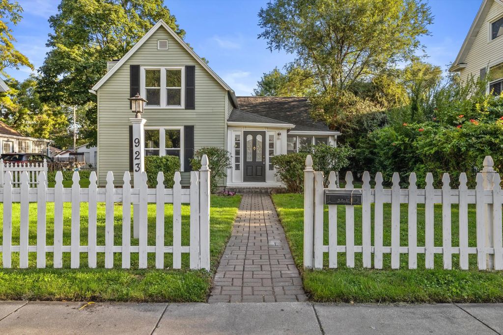 923 Marshall St, Lake Geneva