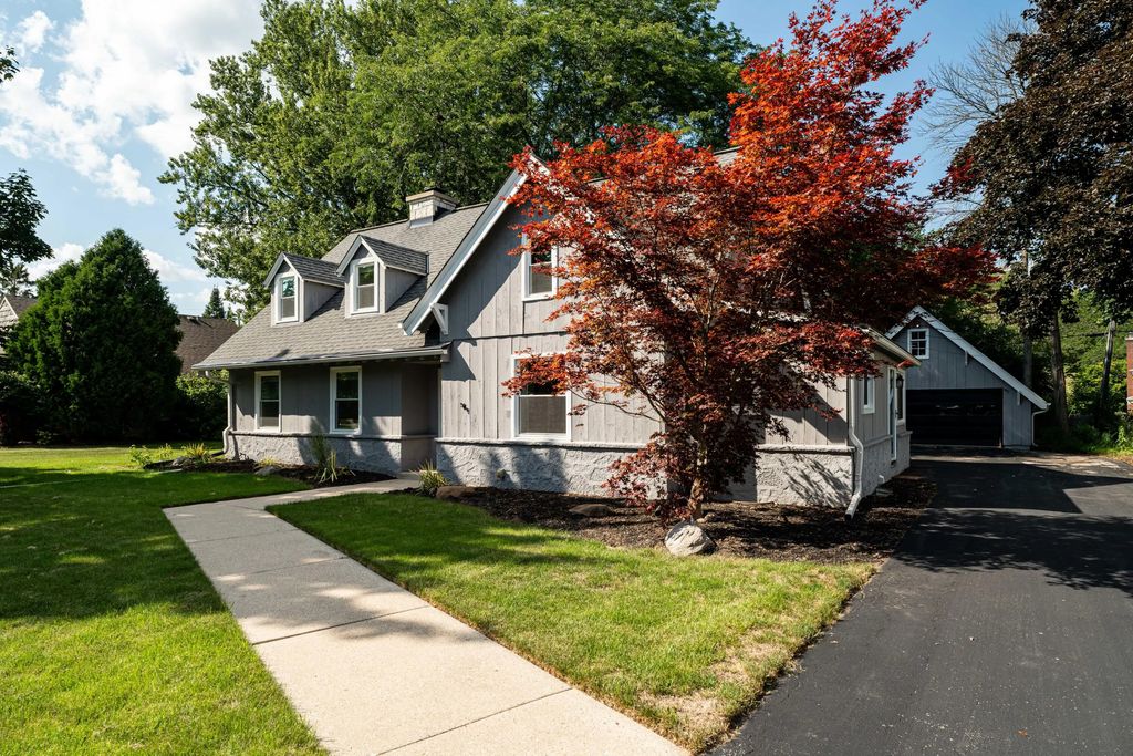 140 E Green Tree Rd, Fox Point