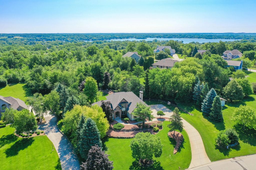 W198s6798 Adrian Dr, Muskego