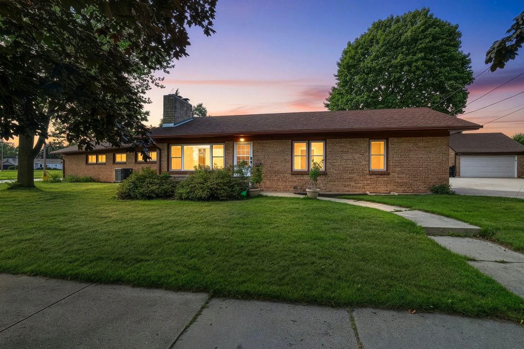 1310 Fairmont Ln, Manitowoc