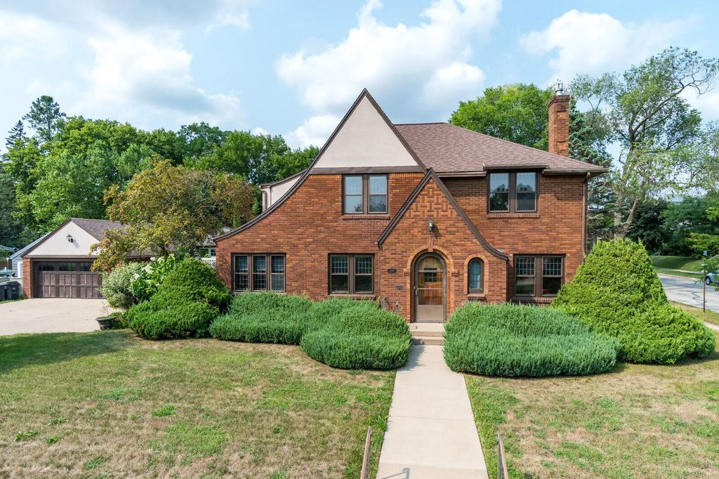 1529 Cass St, La Crosse