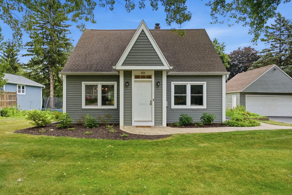 202 S Highland Ave, Thiensville