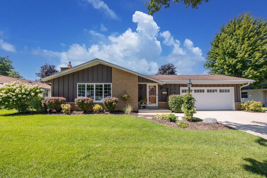 6109 Thornridge Ln, Greendale