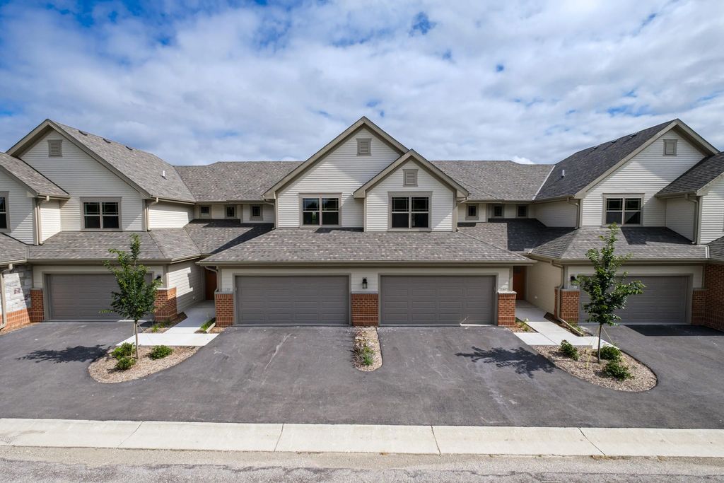 255 Aerie Cir 102, Brookfield
