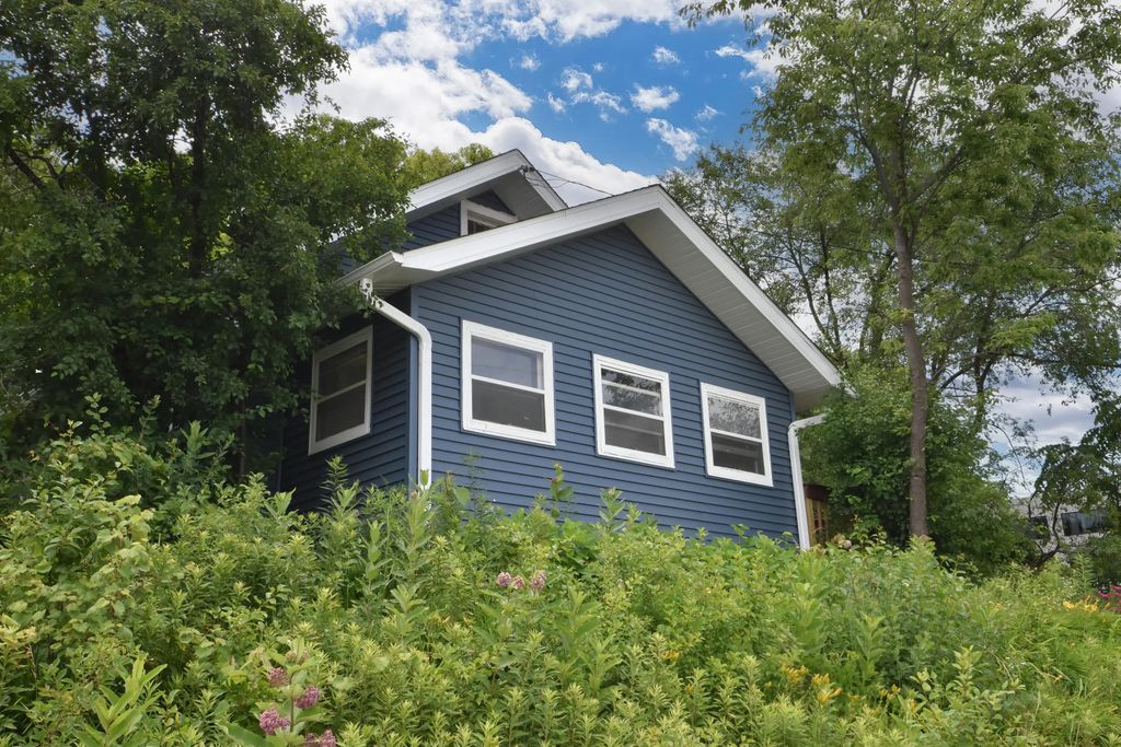 1604 E North St, Waukesha
