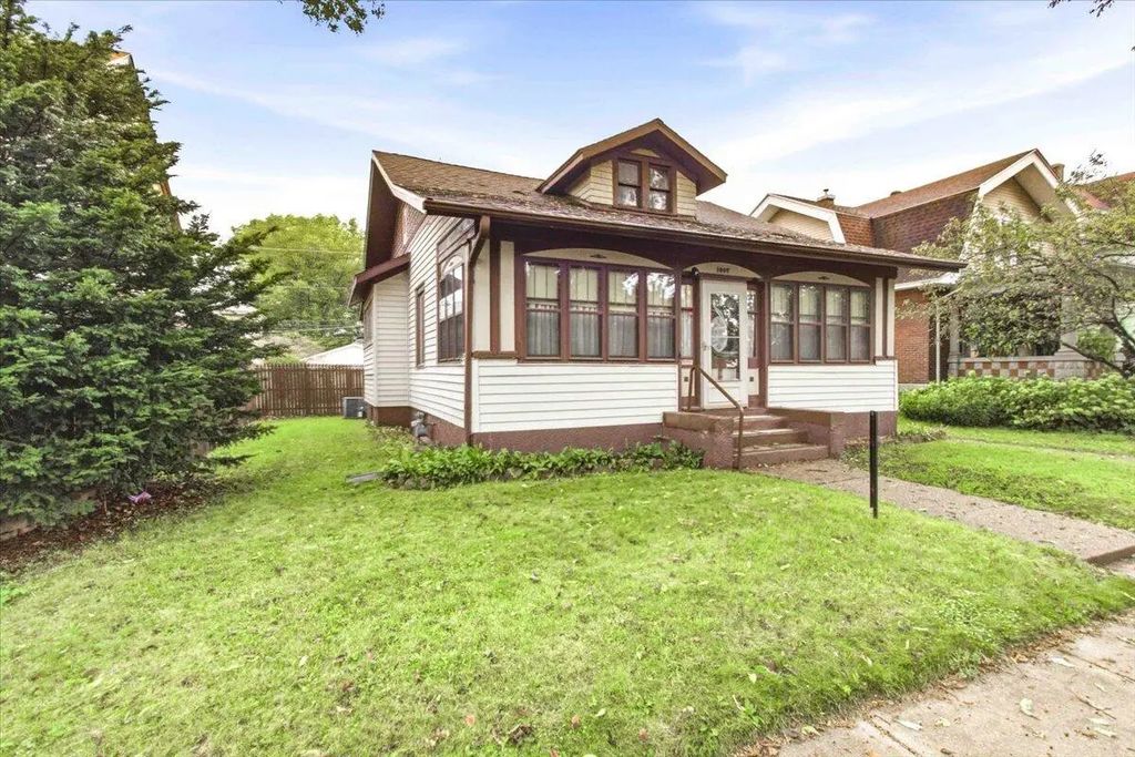 1007 8th St S, La Crosse