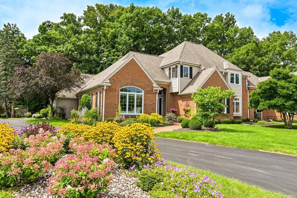 2835 W Golf Cir, Mequon