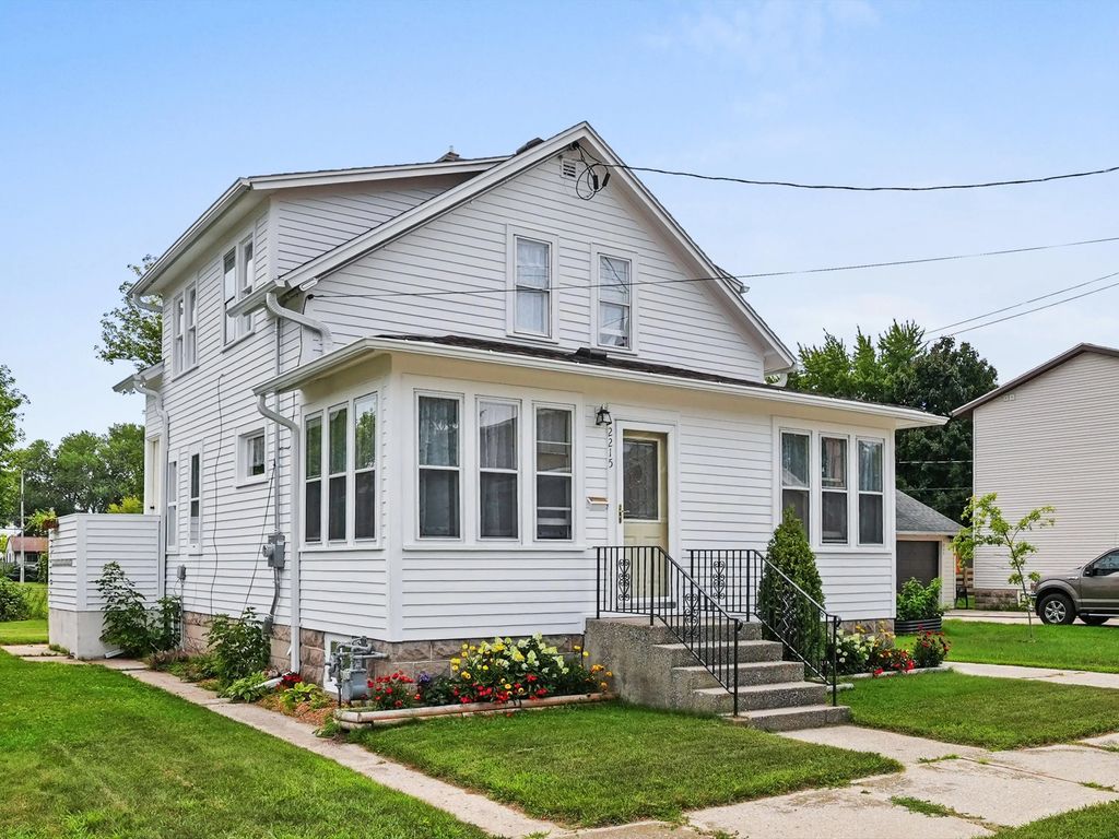 2215 11th St, Two Rivers