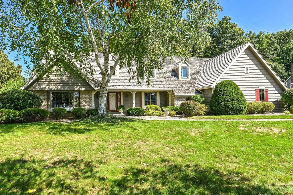 20740 Bartlett Ct, Brookfield