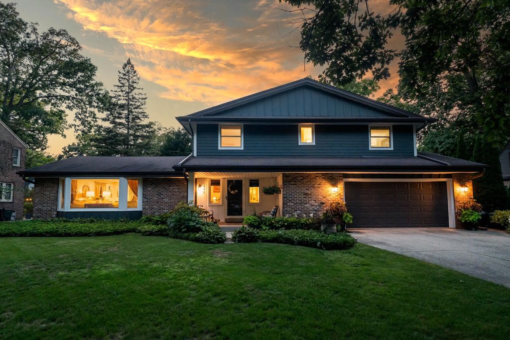1521 N 122nd St, Wauwatosa